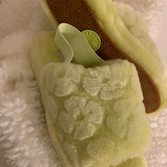 UGG Women’s Fluff Yeah Slide, Poppy Slipper NWOT - Picture 3 of 4